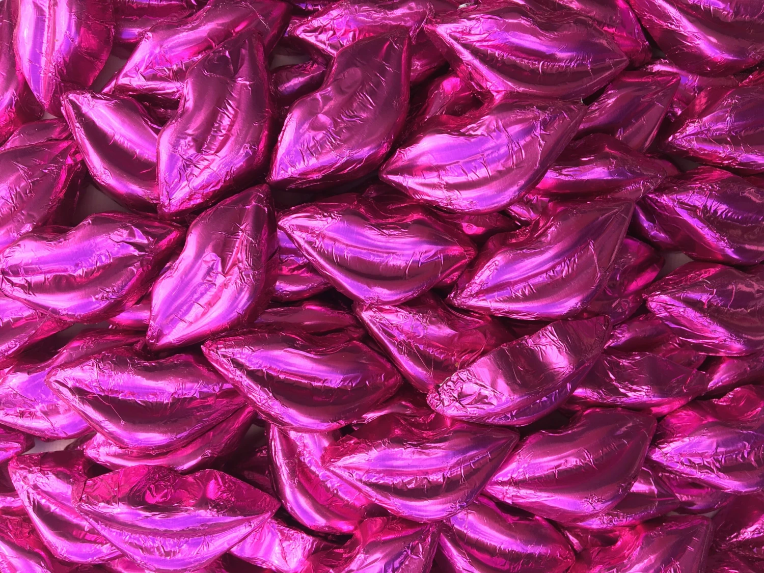 Kisses - Milk Chocolate Lips In Hot Pink Foil 300g 3 Kisses - Milk Chocolate Lips In Hot Pink Foil 300g