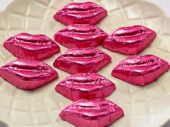 Kisses - Milk Chocolate Lips In Pink Foil 5kg