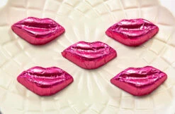 Kisses - Milk Chocolate Lips In Pink Foil 300g -SUNSHINE CONFECTIONERY Shop Lips 20Foil 20Pink 204