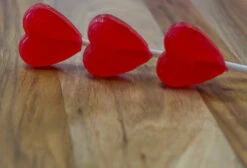 Lollipops - Mini Hearts Lollypops 200 Pops -SUNSHINE CONFECTIONERY Shop Little 20Red 20Heart 20Pop 201